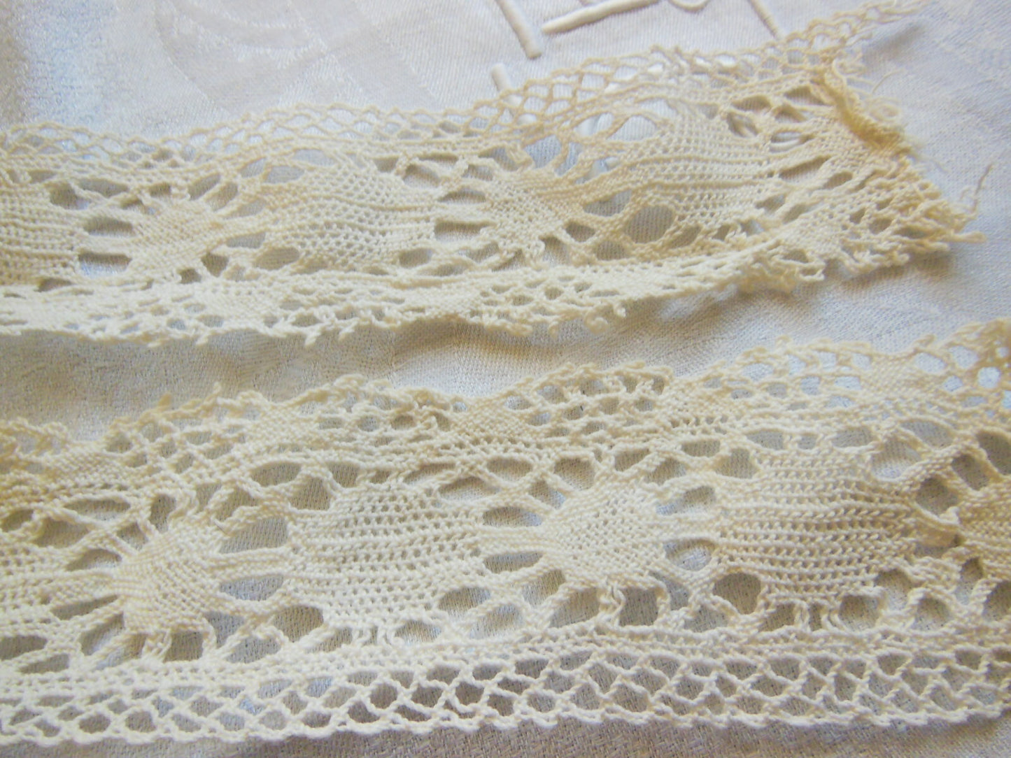 Dentelle large ancienne 75 cm sur 5,8 cm entre deux création couture T3-35