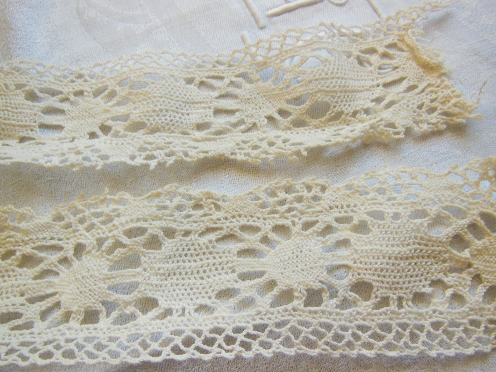 Dentelle large ancienne 75 cm sur 5,8 cm entre deux création couture T3-35