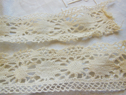 Dentelle large ancienne 75 cm sur 5,8 cm entre deux création couture T3-35