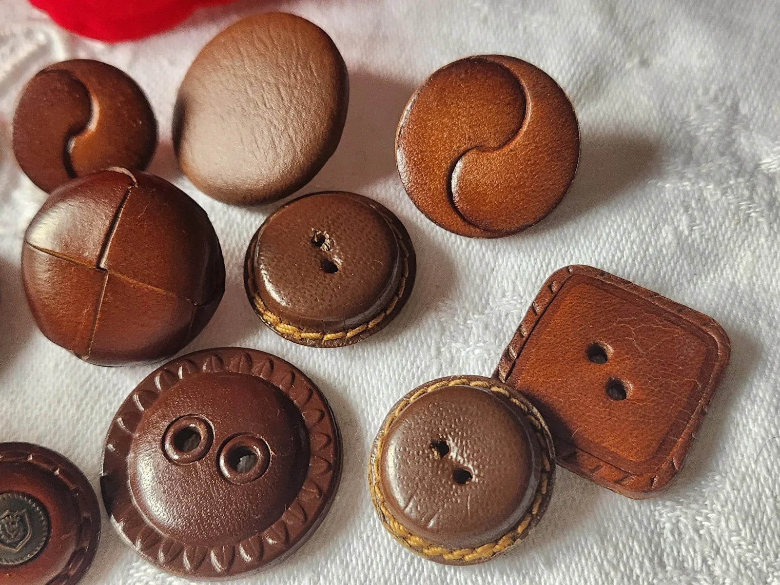Lot 12 boutons en cuir panaché vintage marron 1,8 à 2,7 cm ref 5196