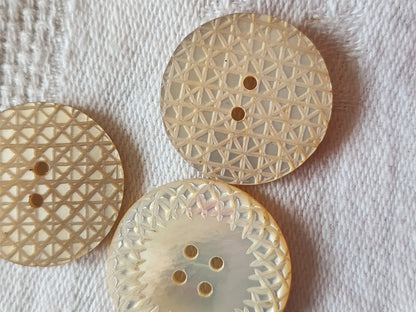 Trio boutons en nacre ciselé 2 cm et à 2,2 cm ancien G17J