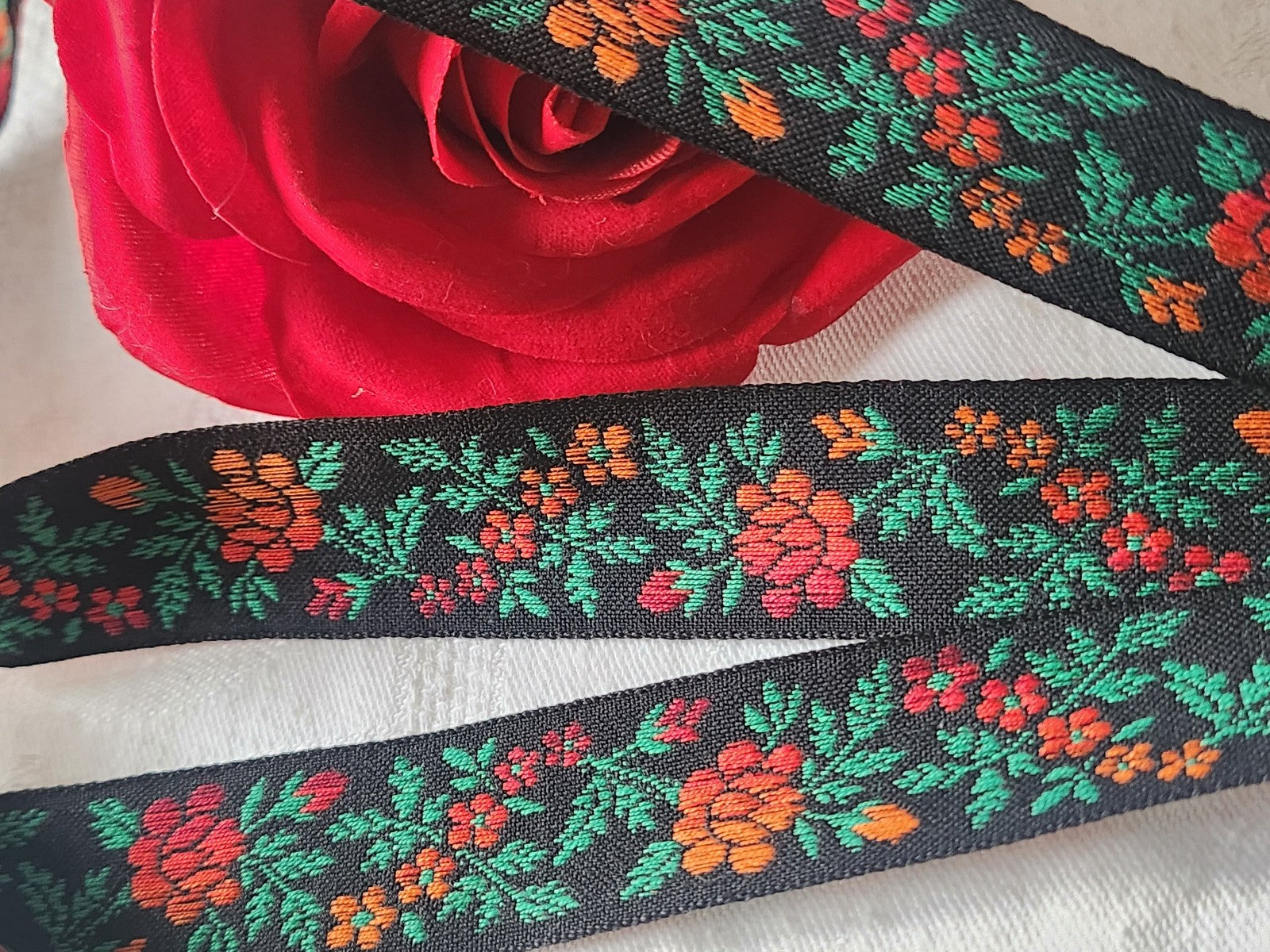 Galon vintage tissé fleur rouge vert orange 2 métres sur 2,4 cm A2