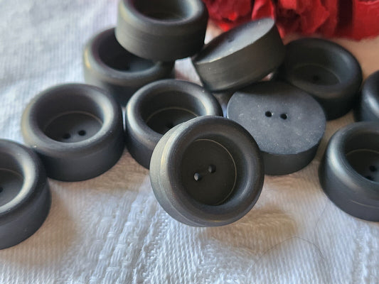 Lot 15 boutons vintage haut gris foncé mat trous 1,9 cm reef 5879