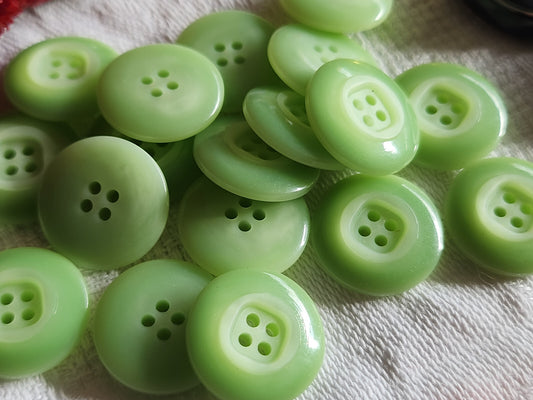 Lot 18 boutons vintage vert teinte dégradé trous  1,8 cm ref 3369