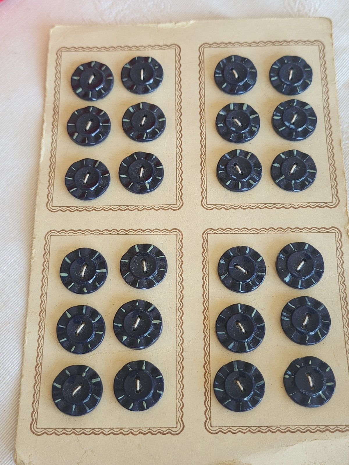 plaque lot 24 boutons anciens en verre bleu peint trous 1,2 cm ou 12 mm