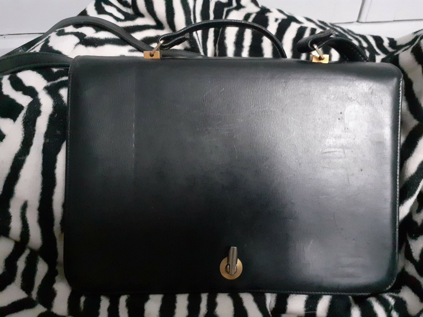 Ancien sac en main noir cuir forme classique