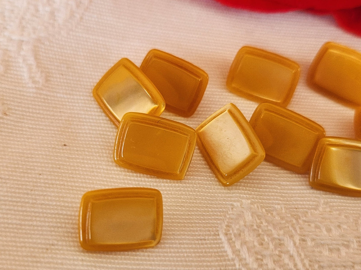 Lot 10 boutons anciens en nacre jaune rectangle pied 0,8 cm sur 1 cm ref 6664