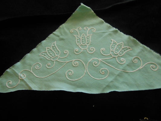 Longue broderie ancienne main vintage fond vert recup incrustation B7