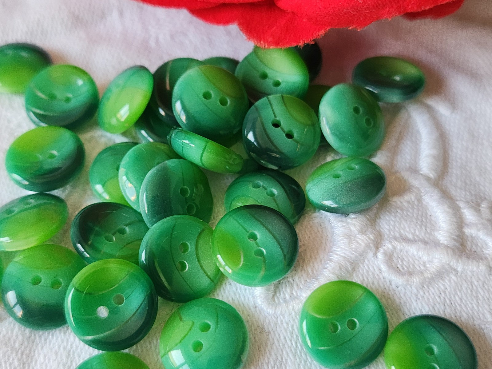 Lot 32 boutons vintage camaieu vert trous 1,1 cm ref 1656