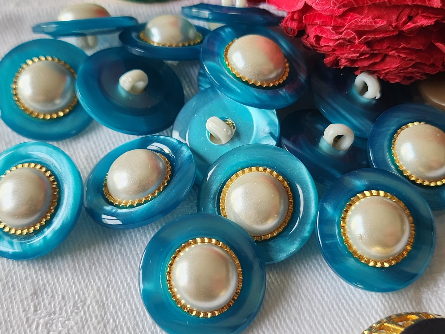 Lot 7  boutons vintage bleu coeur blanc pied 2 cm ref 5930