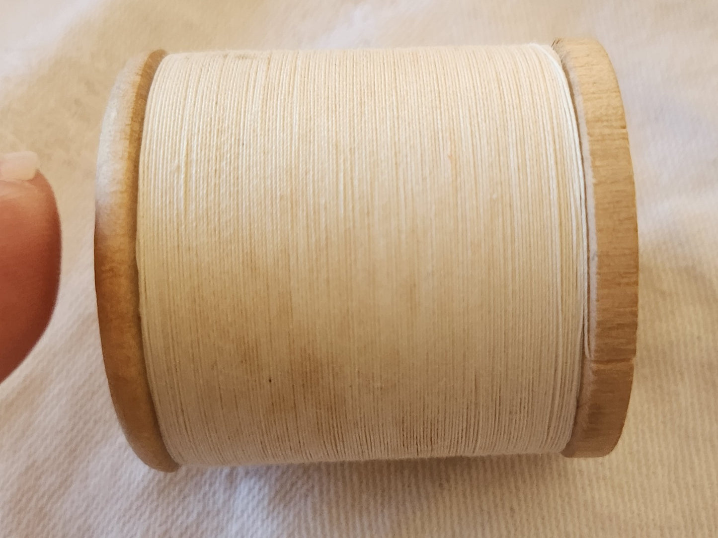 Bobine ancienne en bois fil blanc mercerie à l'hamecon poids: 38 grammes T2