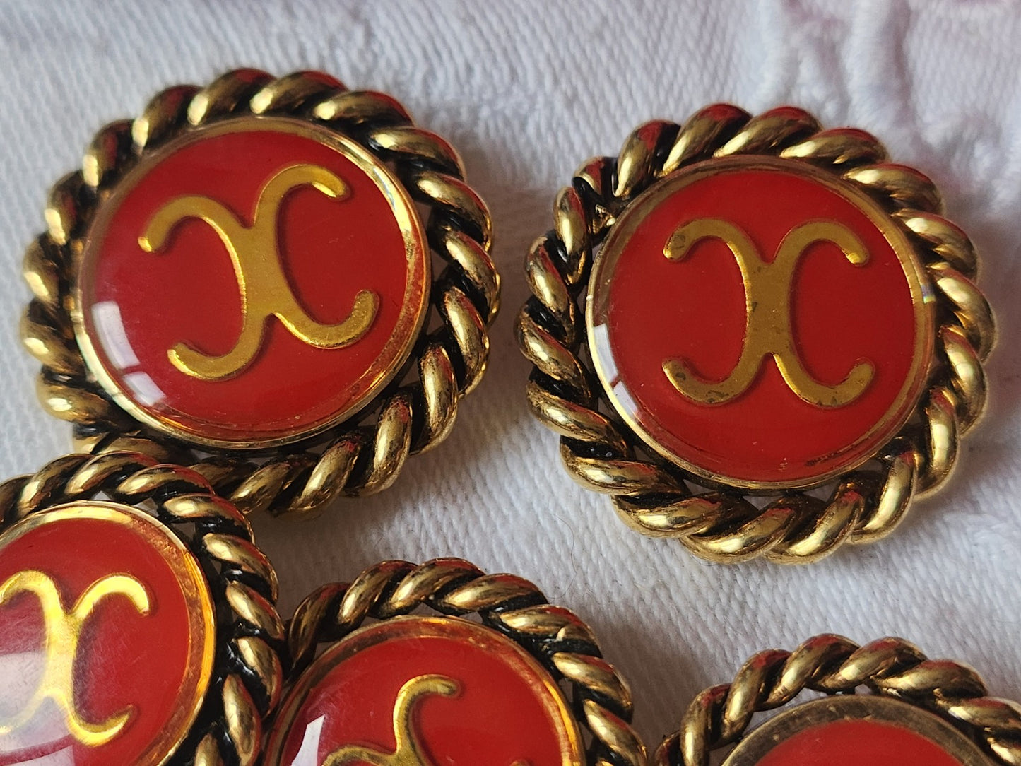 Lot 9 boutons vintage en métal doré lourd rouge panaché 1,9 à 2,7 cm ref 2083