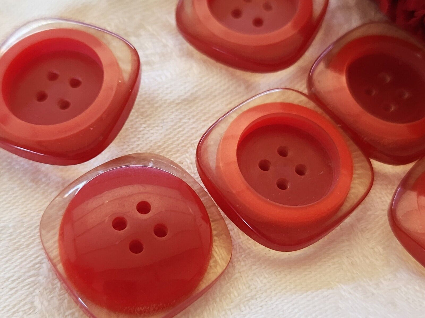 Lot 6 boutons vintage transparent rouge jolis à trous  2,3 cm ref 0019