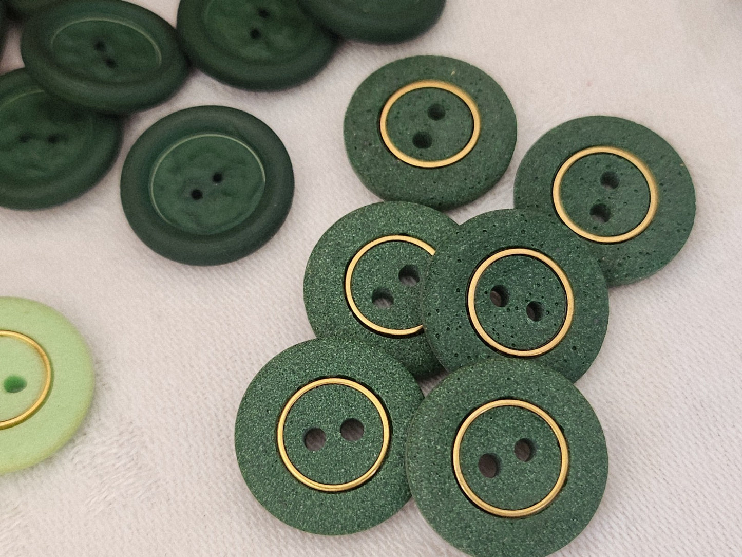 Lot 20 boutons vintage vert  mat trois series trous 1,7 cm ref 3888