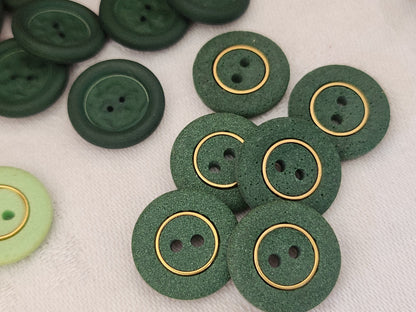 Lot 20 boutons vintage vert  mat trois series trous 1,7 cm ref 3888