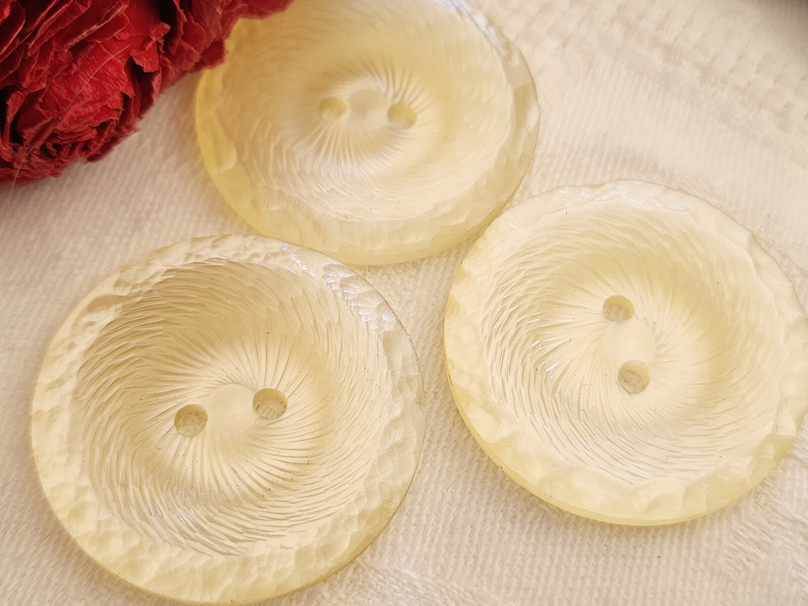 Trio gros boutons vintage blanc créme lumineux texturé 3,3 cm ref 0072