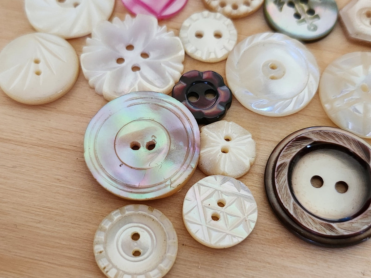 Lot 40 boutons anciens en nacre ciselé collection 1 cm à 2,7 cm T8