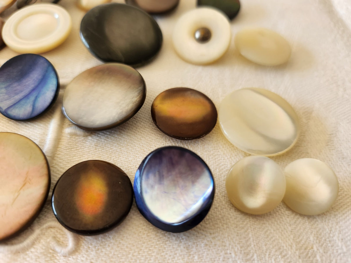 Lot de 28 boutons anciens en nacre à pied 1,3 à 2,7 cm T8