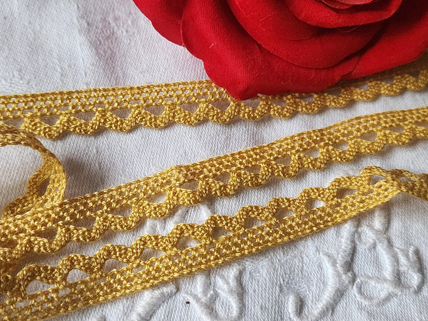 Dentelle vintage jaune moutarde coton 3 métres sur 1,2 cm A3