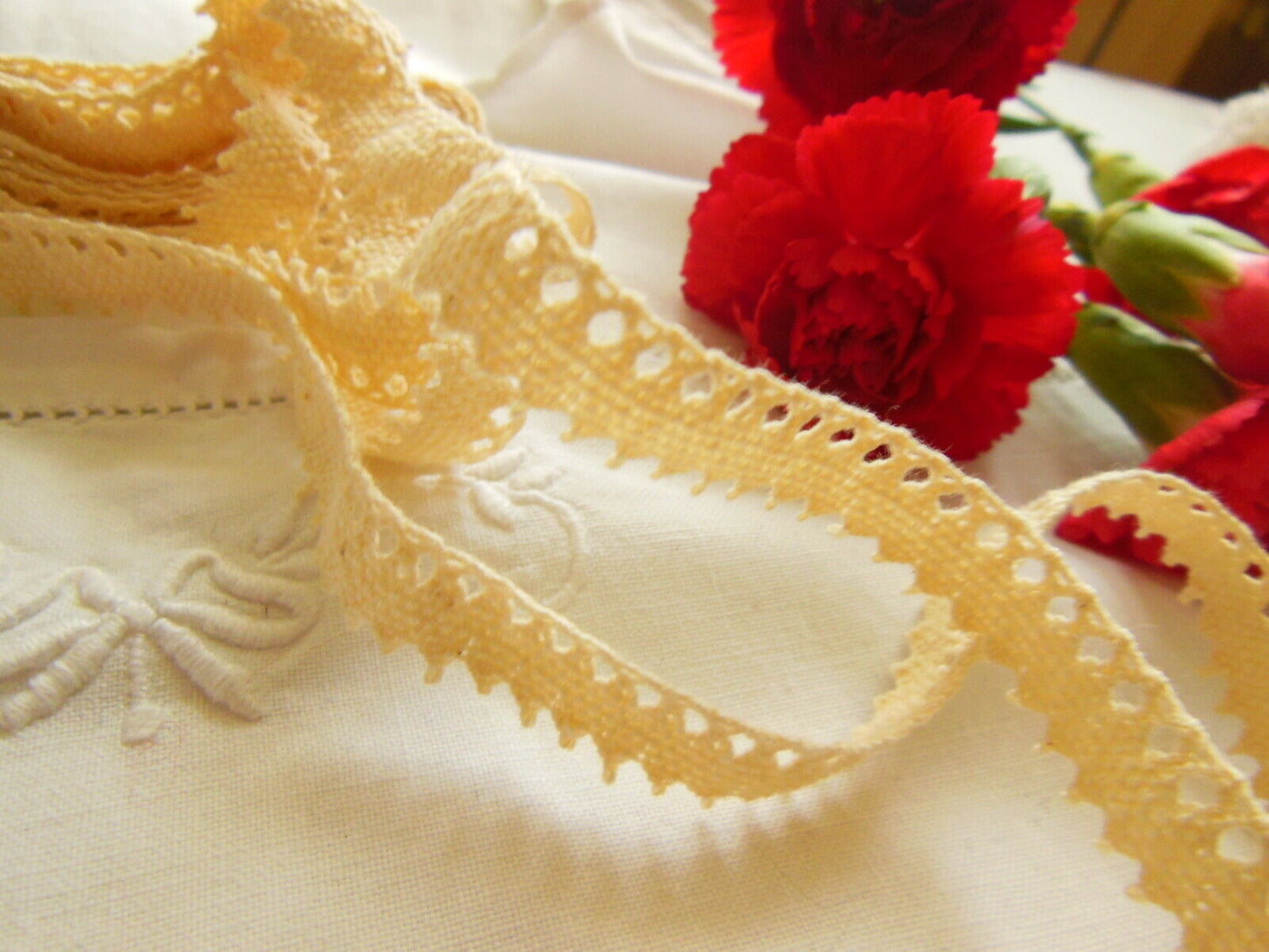 Dentelle ancienne ajourée crème 1 mètre 50 sur 1 cm  T3-42