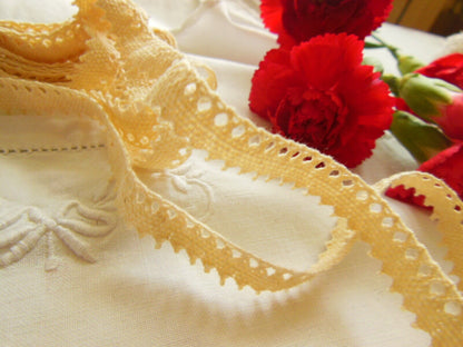 Dentelle ancienne ajourée crème 1 mètre 50 sur 1 cm  T3-42