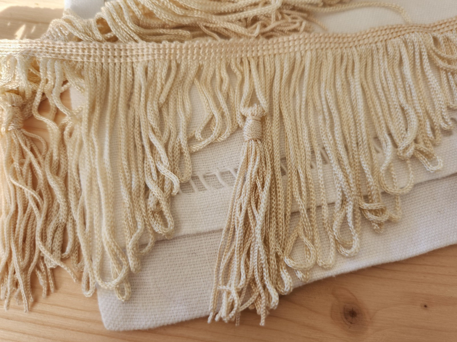 Galon vintage lumineux crème franges et pompons 1 métre 70 T2-17