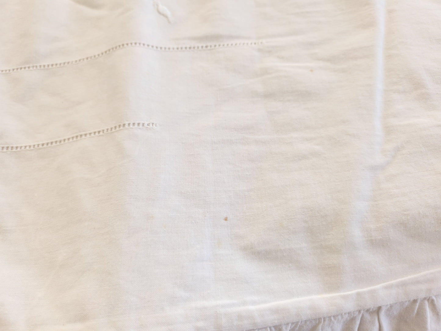 Ancienne housse d'édredon broderie froufrou petit jour B6