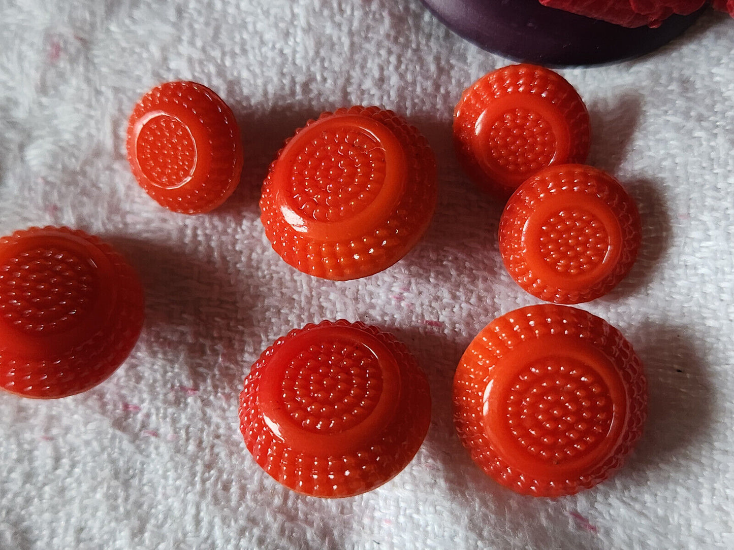 Lot  7 boutons anciens en verre orange rouge  1 cm et 1,3 cm ref 1845