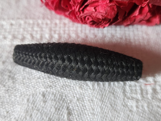 Longue perle ancienne en passementerie noire étroite 1,1 sur 4,1 cm D19C