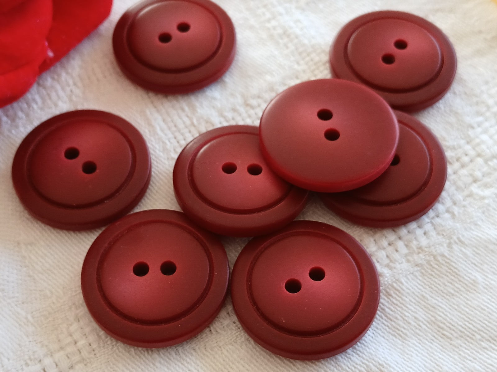 Lot 6 gros boutons vintage à trou rouge mat 2,6 cm ou 26 mm  ref 6458