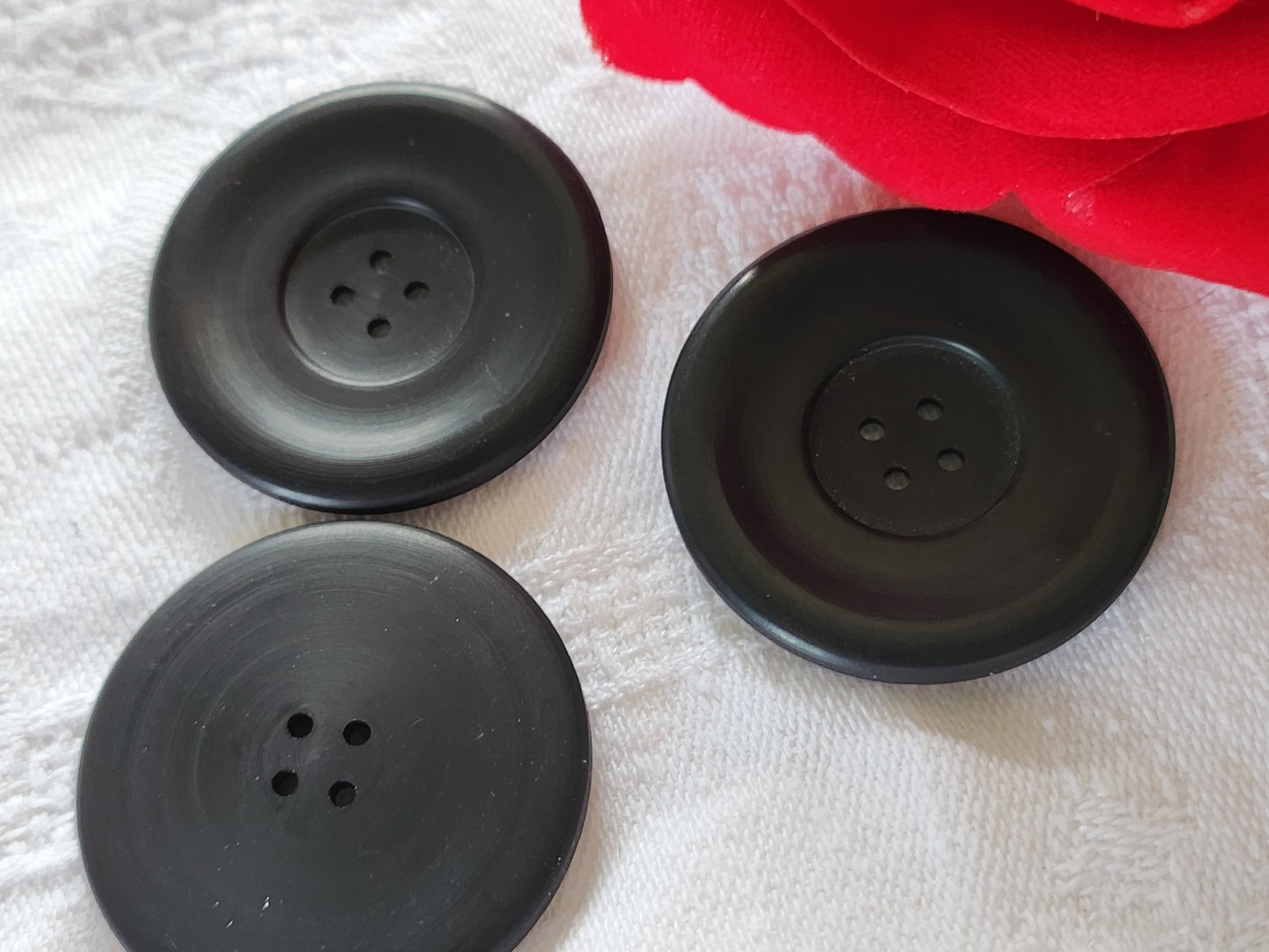 Trio gros boutons vintage noir mat trous plat 3,3 cm manteau ref 2194