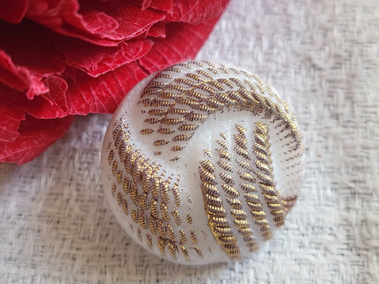 Bouton ancien en verre blanc doré effet tissé bombé 2,1 cm G10Q