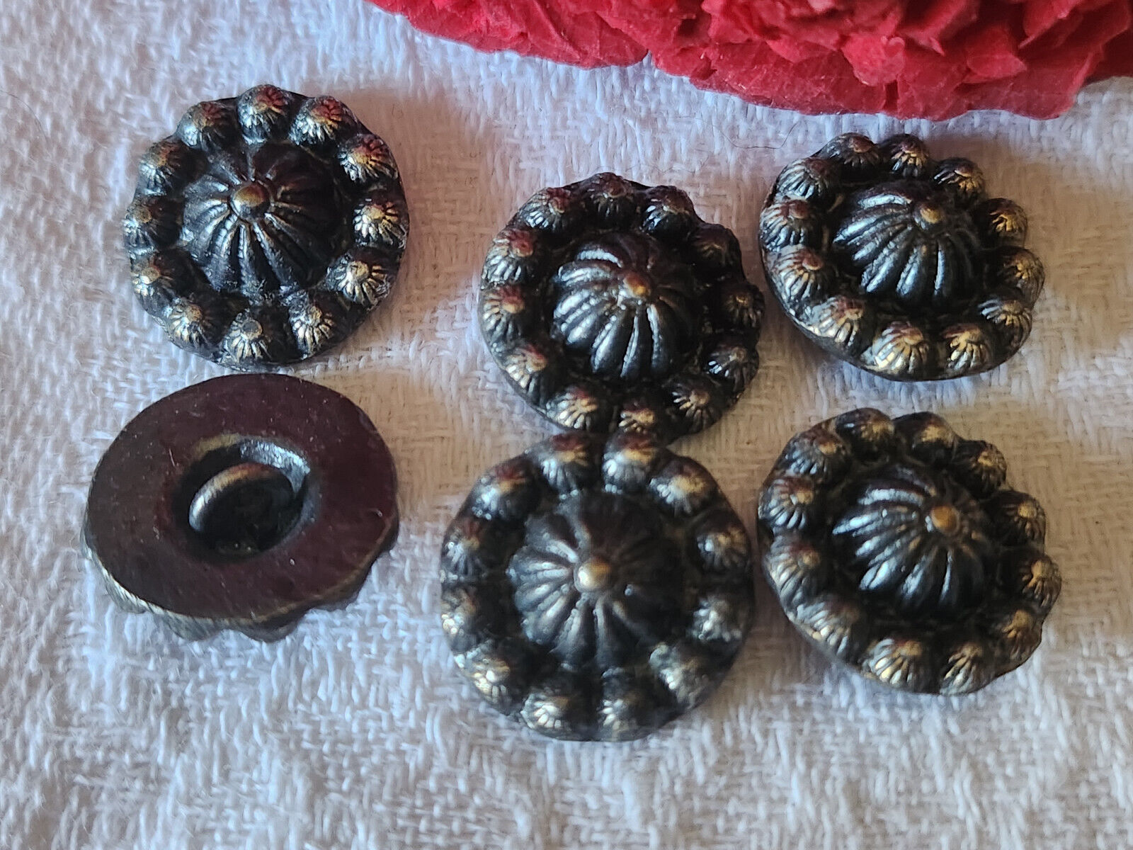 Lot 6 boutons anciens en métal à pied fort relief  1,7 cm superbe ref 5450