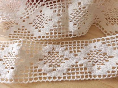 Dentelle large ancienne coton entre deux main 1 métre 15 sur 4 cm  T7