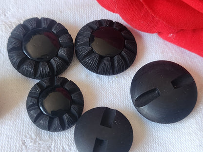 Lot 5  boutons vintage noir bord effet decoupis pied plat 1,7 et 2,2 cm ref 445
