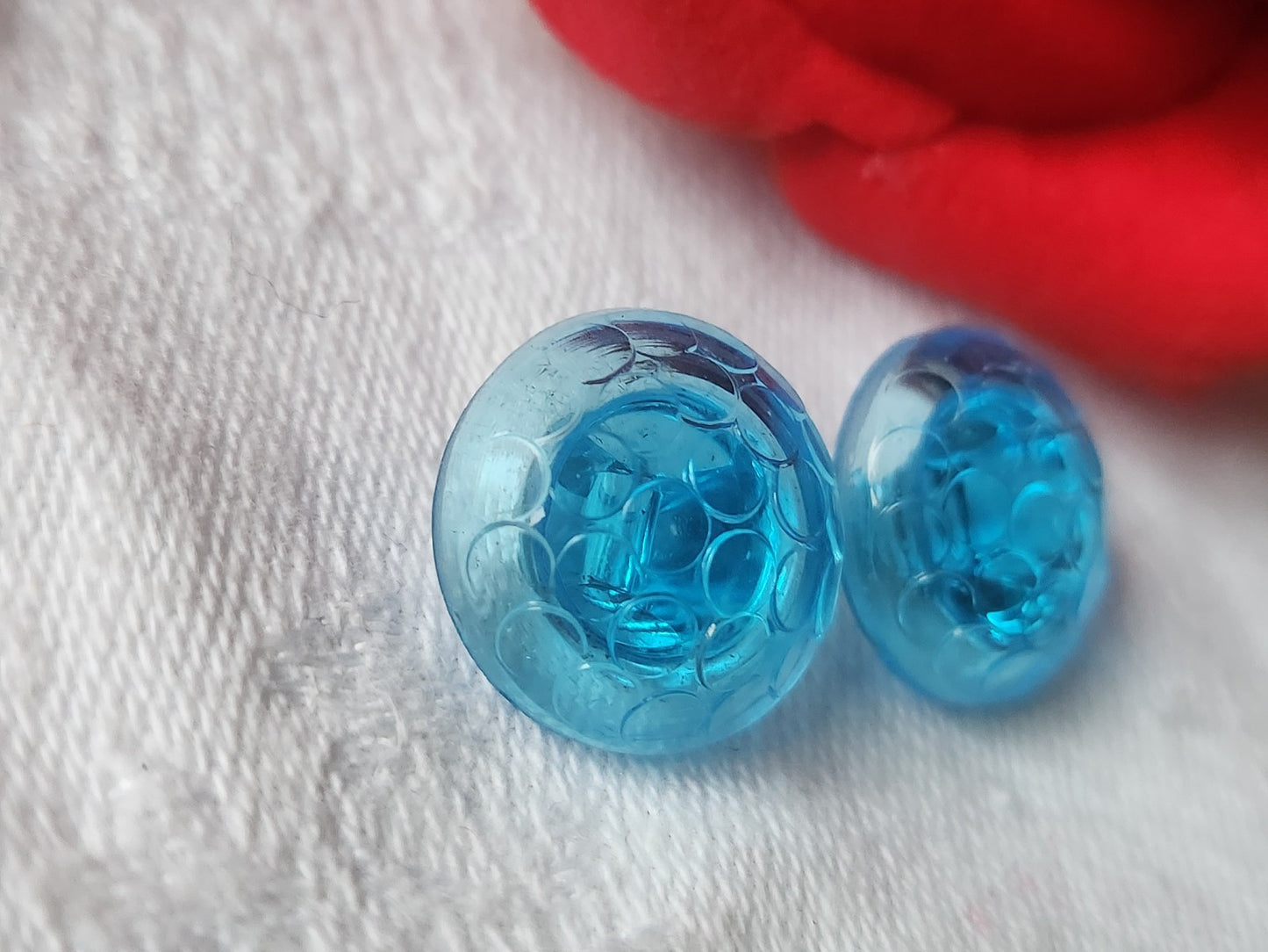 Duo boutons anciens en verre bleu alveole vintage 1,5 cm D9D