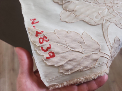 Ancien coupon de tissu damassé beige écru relief 205 cm sur 61 cm B5