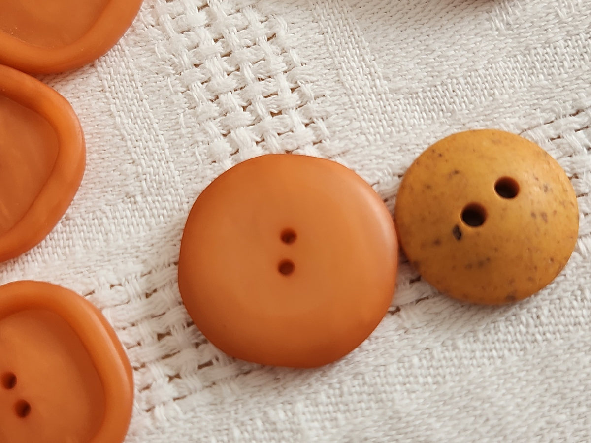 Lot 11 boutons vintage 2 series orange à trous 1,7 et 2,1 cm ref 3985