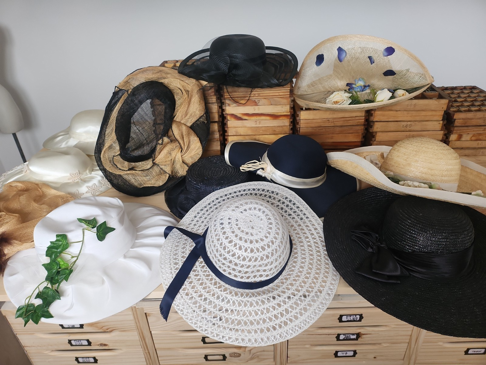 Lot 12 chapeaux de cérémonies année 1990/2000 voir description annonce
