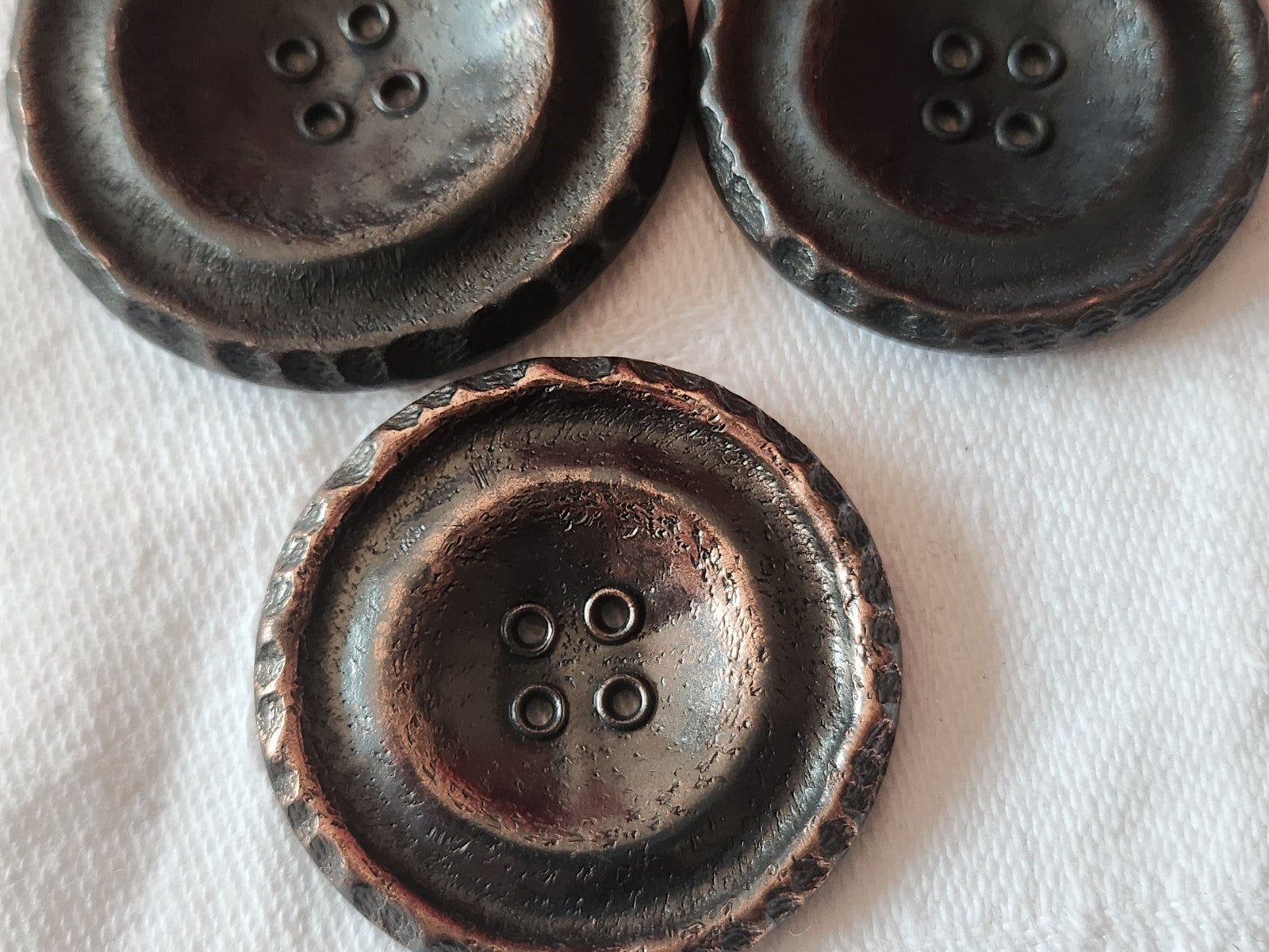Trio gros boutons vintage en métal trous 3,2 et 3,6 cm ref 6044