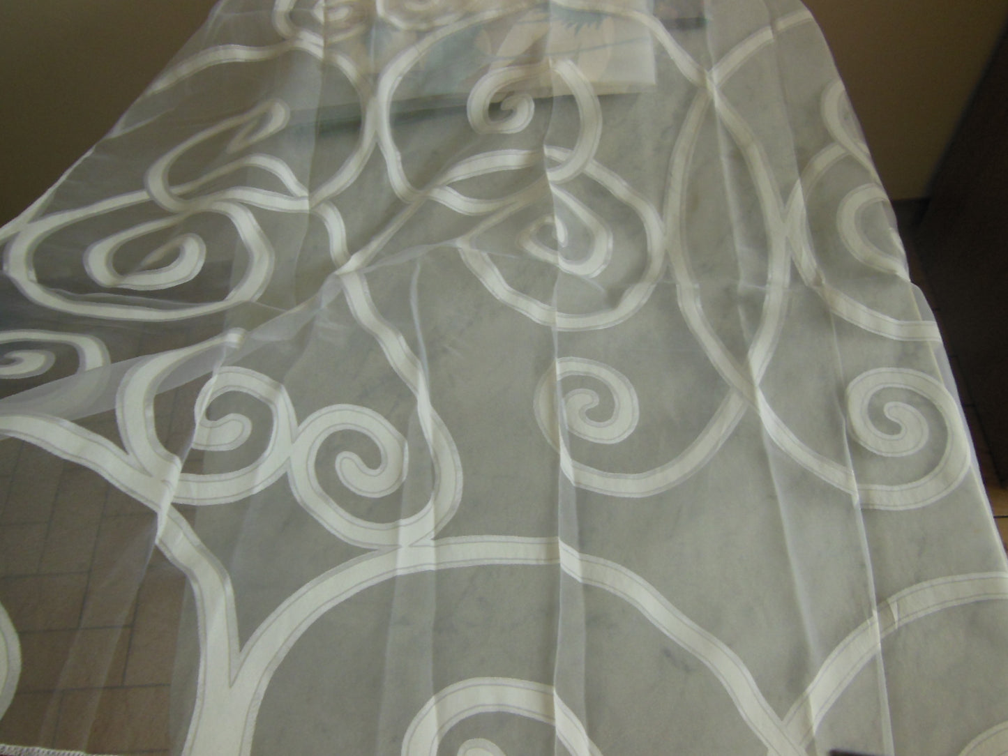 Coupon tissu superbe voilage blanc arabesque  vert 96 cm sur 1 m 10 B3