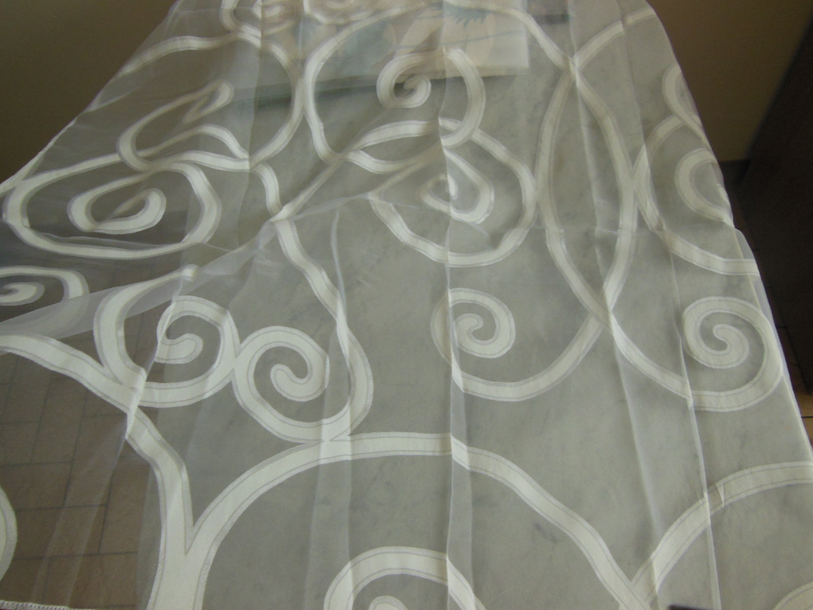 Coupon tissu superbe voilage blanc arabesque  vert 96 cm sur 1 m 10 B3
