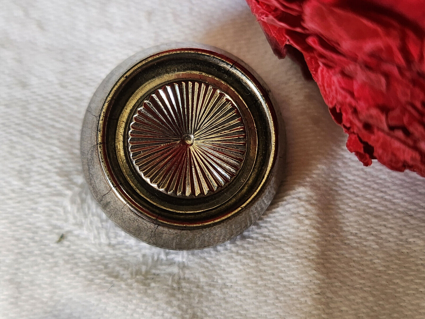 Gros bouton anciien en verre argenté haut 2,2 cm pied D13K