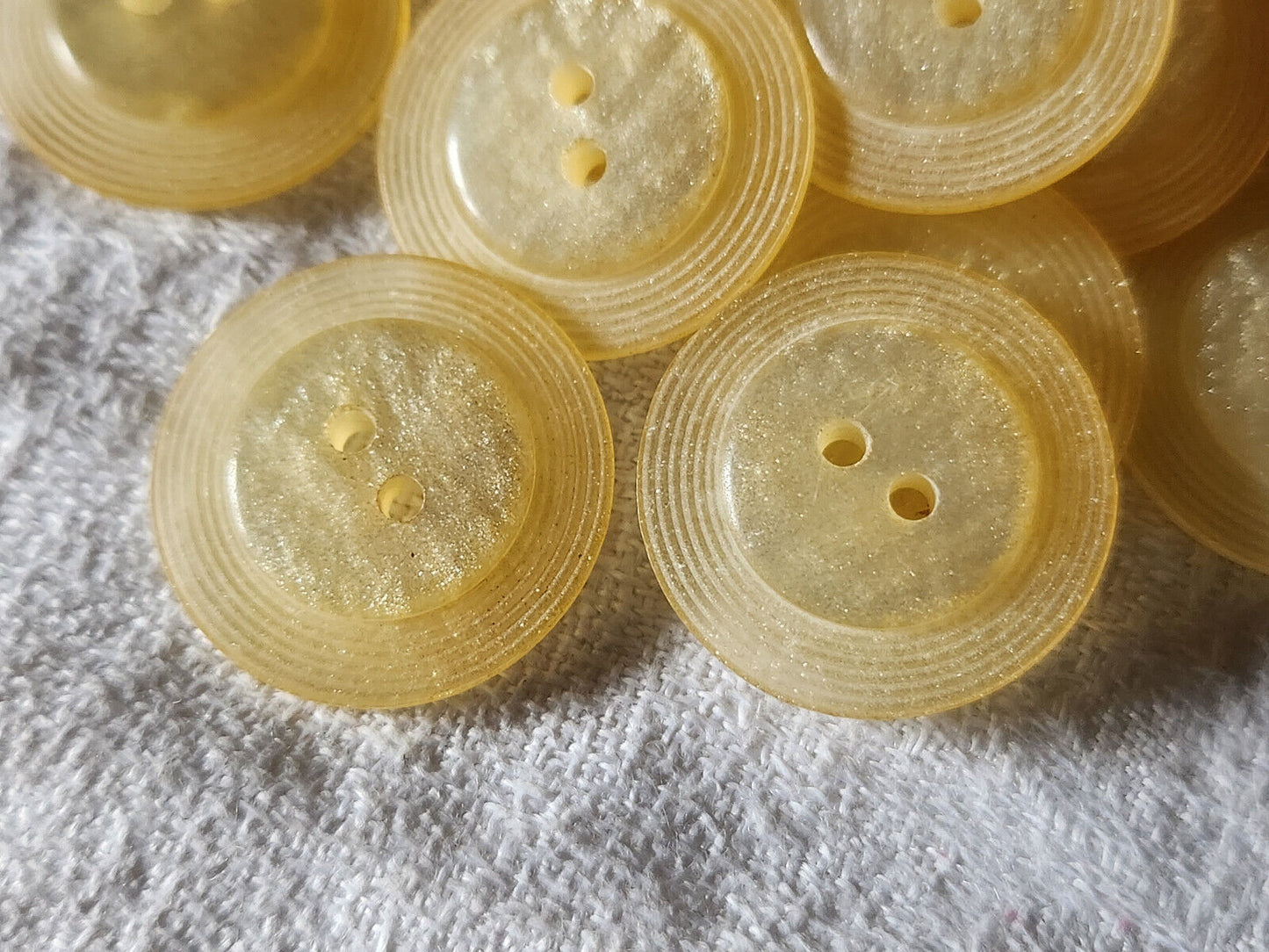 Lot 6 boutons vintage beige scintillant à trous  2,3 cm ref 3177