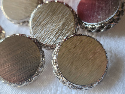 Lot 6 boutons vintage en métal argenté superbe 2,4 cm pied travaillé ref 2446