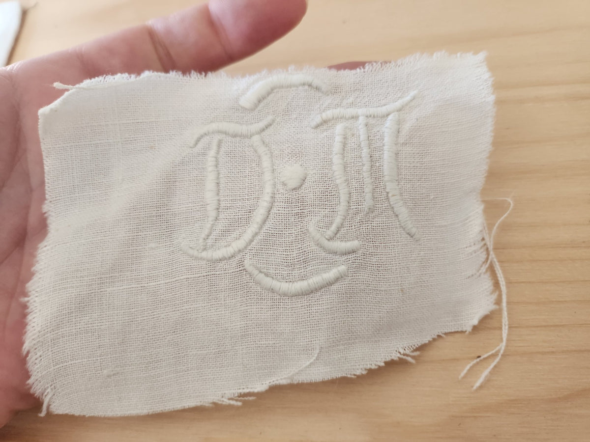 Monogramme ancien DM  pour création récup patchwork couture T3