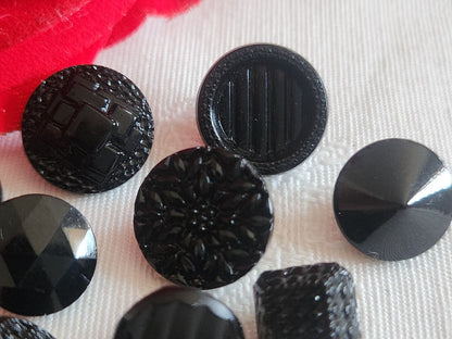 Lot 10 boutons anciens vintage  en verre noir  panaché 0,9 à 1,4 cm ref 6238