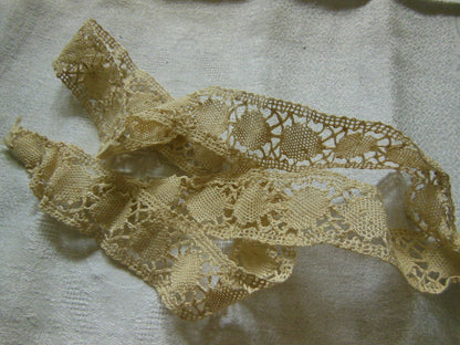 Dentelle large ancienne entre deux petit coupon 90 cm sur 3,2 cm  T1-51