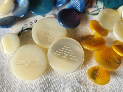 Lot 21  boutons vintage en nacre panaché  armani empario  1,1 cm à 1,8 ref 1597