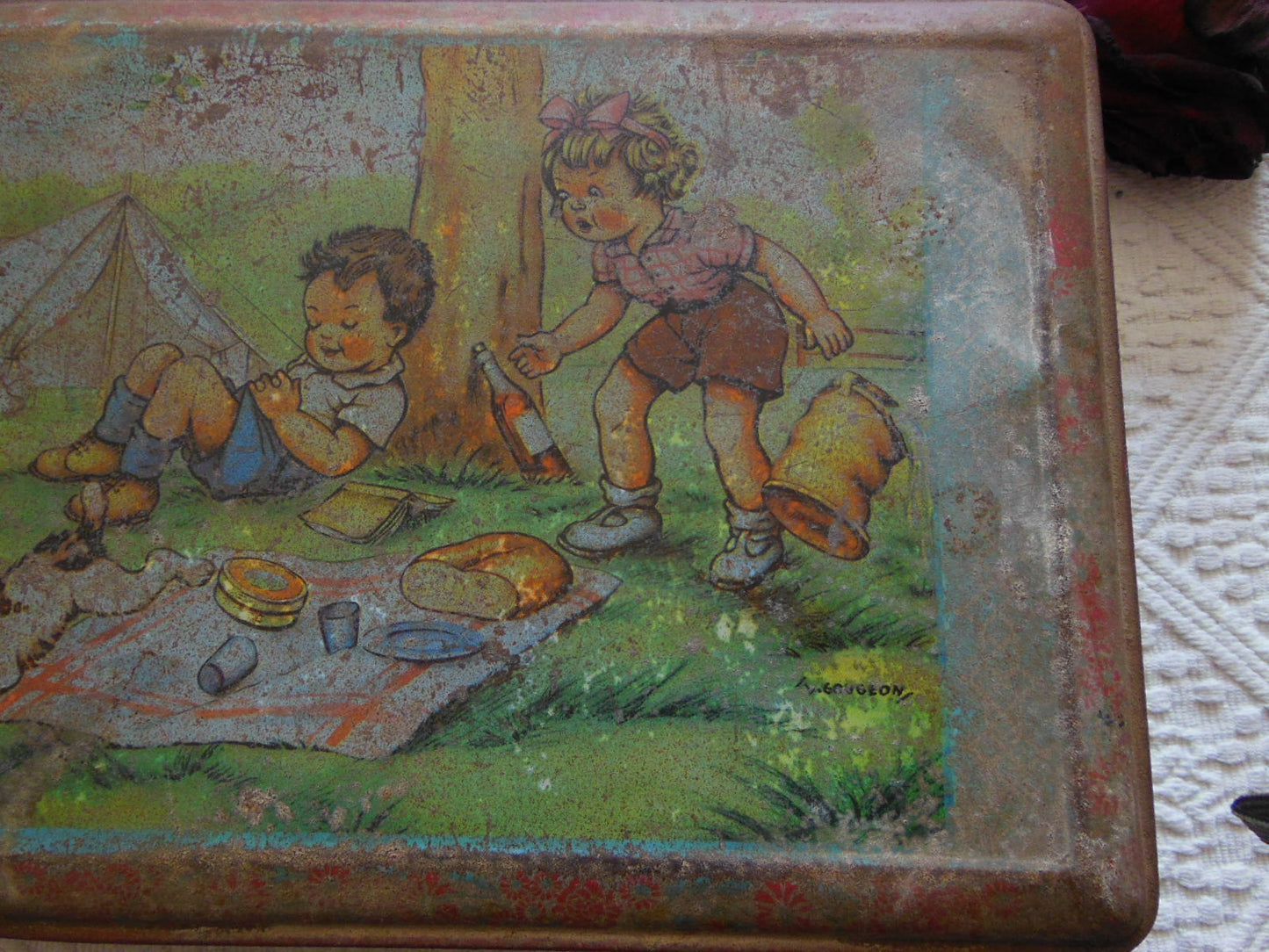 Ancienne boite tôle Lithographiée illustrateur Gougeon enfant motif